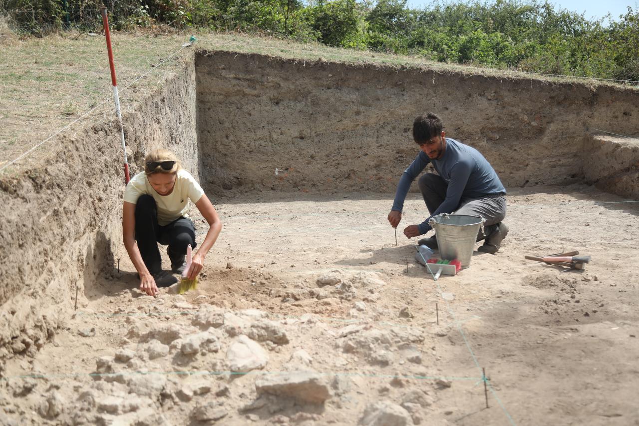 Archaeologists carefully expose architectural remains during excavations at Ikiztepe Hoyuk in Samsun, Türkiye, Sept. 16, 2025. (AA Photo)