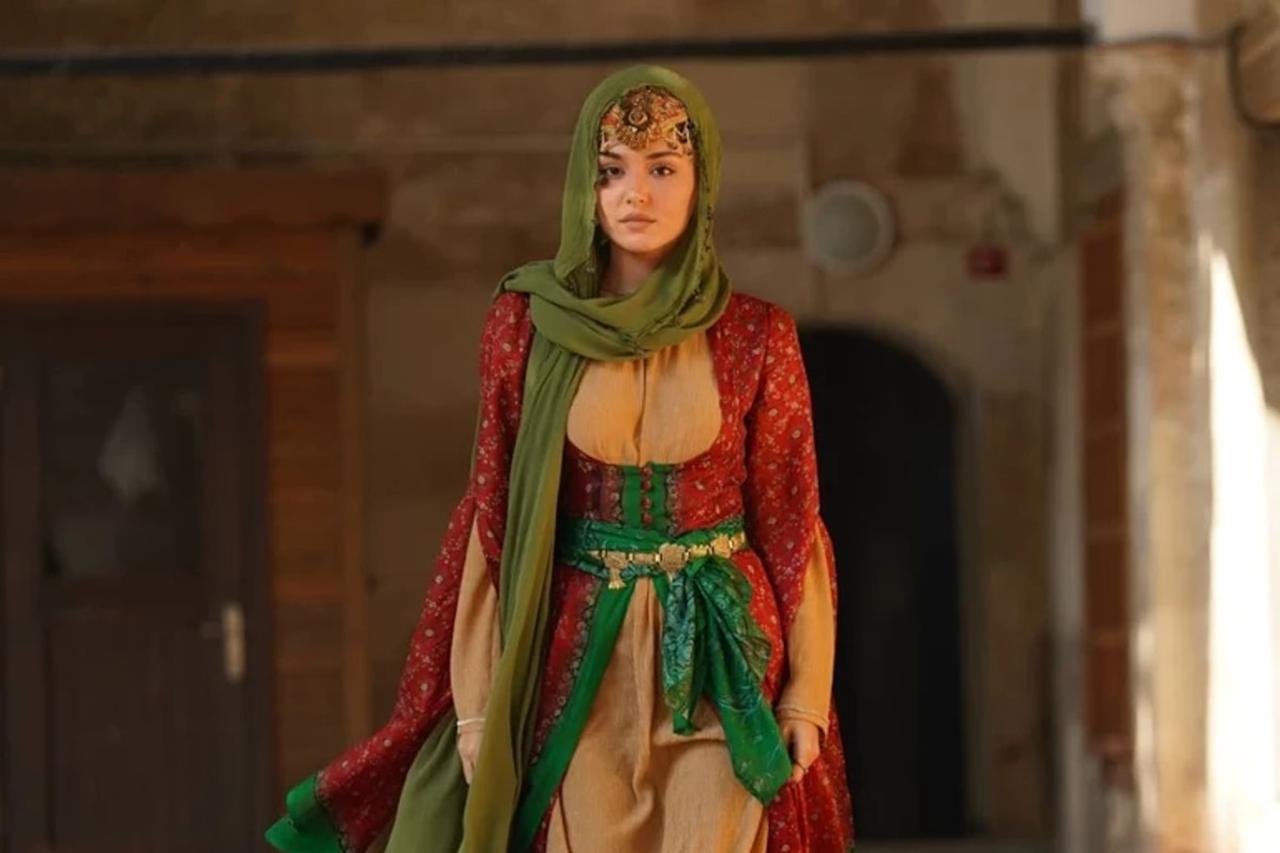Turkish actress Hande Ercel in costume for the upcoming film “Mevlana: Mest-i Ask,” Sept. 16, 2025. (Photo via Onedio)