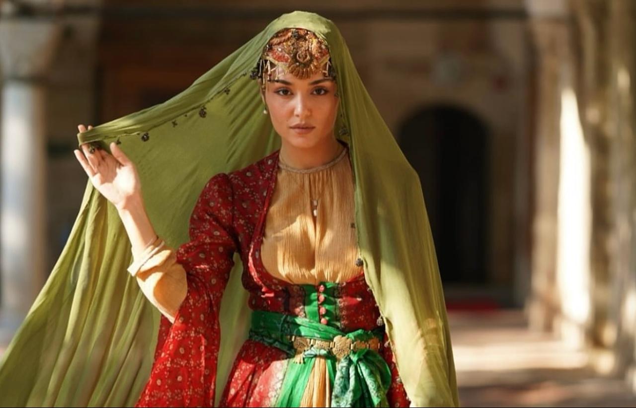Turkish actress Hande Ercel in costume for the upcoming film “Mevlana: Mest-i Ask,” Sept. 16, 2025. (Photo via Onedio)