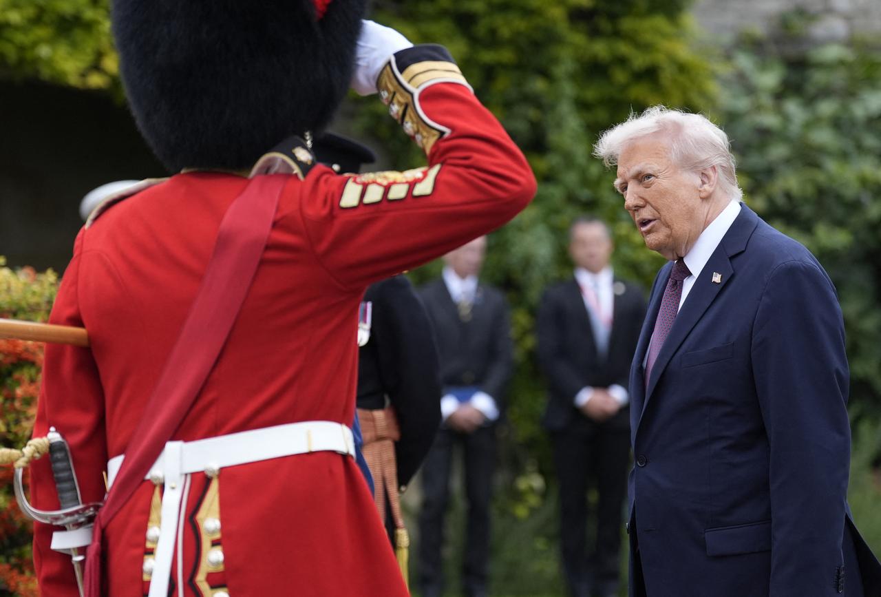 US President Donald Trump greets members of the Armed forces after the Beating Retreat military ceremony, at Windsor Castle, in Windsor, on Sep. 17, 2025. (AFP Photo)