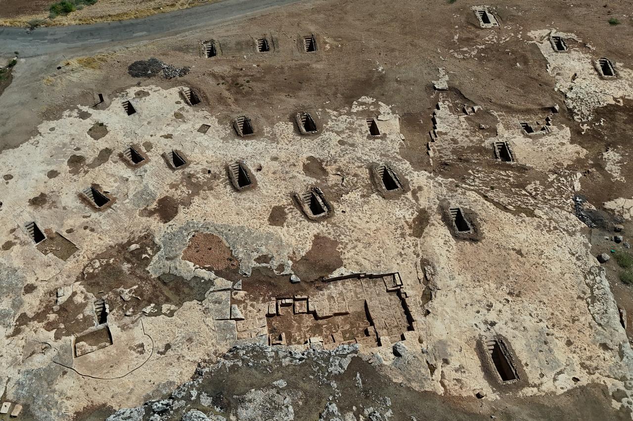 8 chamber tombs discovered in Tharsa ancient city in Türkiye's Adiyaman Image