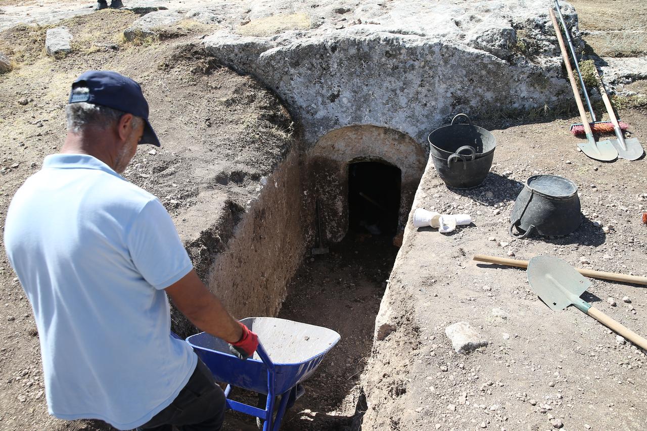 Personnel works at the entrance of a newly uncovered chamber tomb during excavations at Tharsa ancient city in Adiyaman, Türkiye, September 18, 2025. (AA Photo)