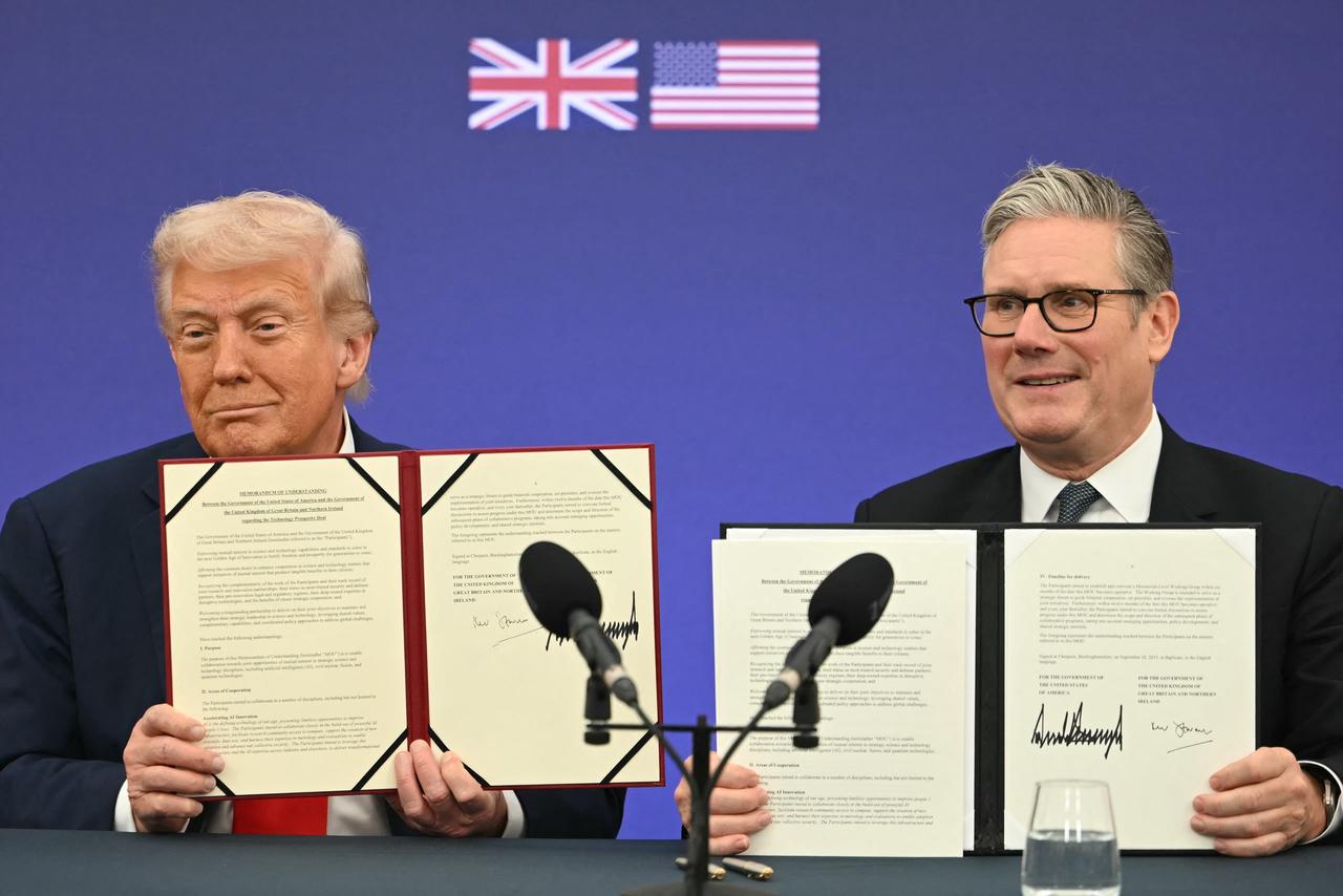 Britain's Prime Minister Keir Starmer (R) and US President Donald Trump (L) show off their signed technology prosperity deal at a Business event at Chequers, in Aylesbury, central England, on Sep. 18, 2025. (AFP Photo)