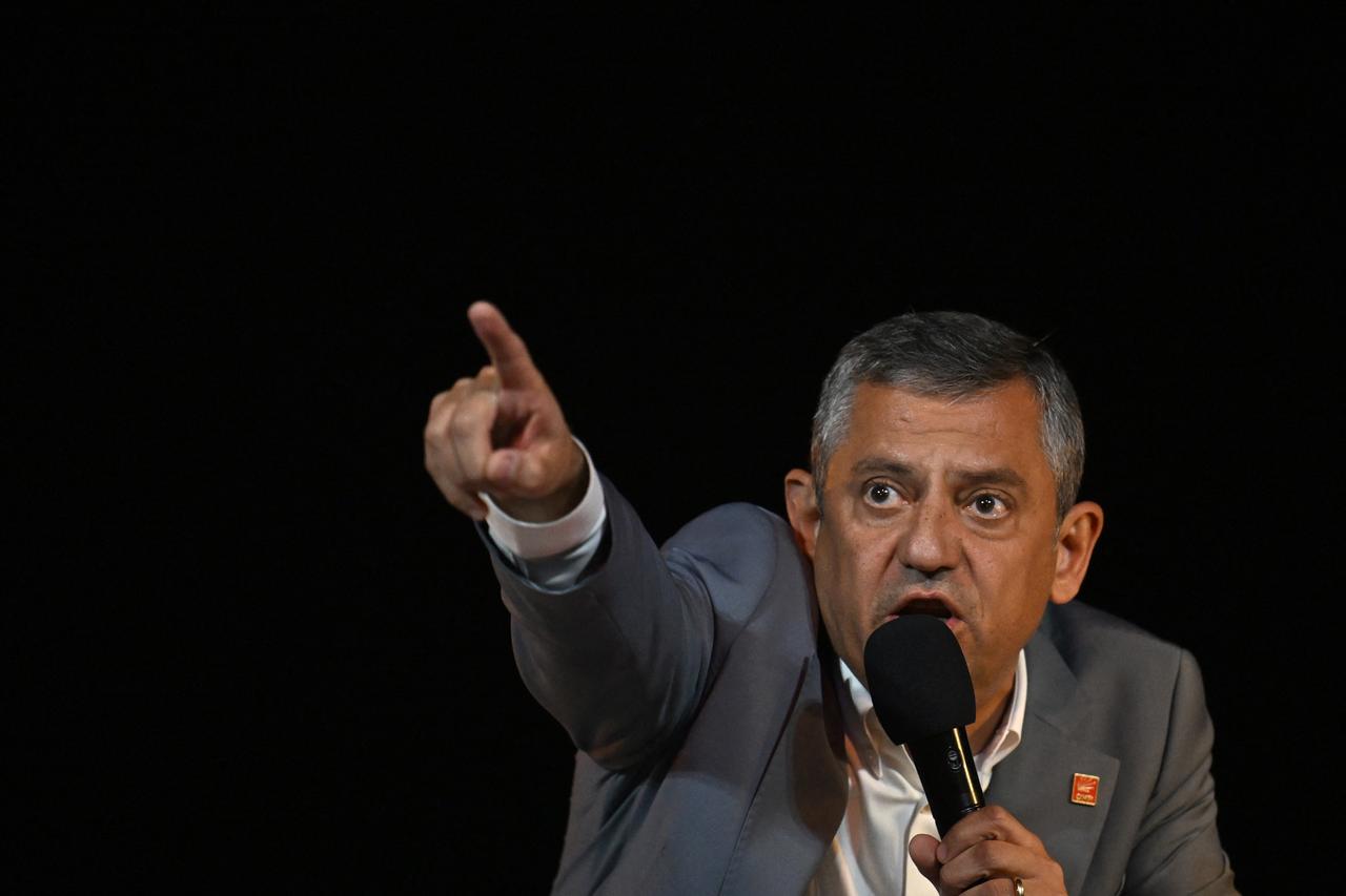 Ozgur Ozel, Leader of Republican People's Party (CHP), gestures as he gives a speech during a rally in support of the former Mayor of Istanbul, Ekrem Imamoglu, in the Kadikoy district of Istanbul, on September 10, 2025. (AFP Photo)