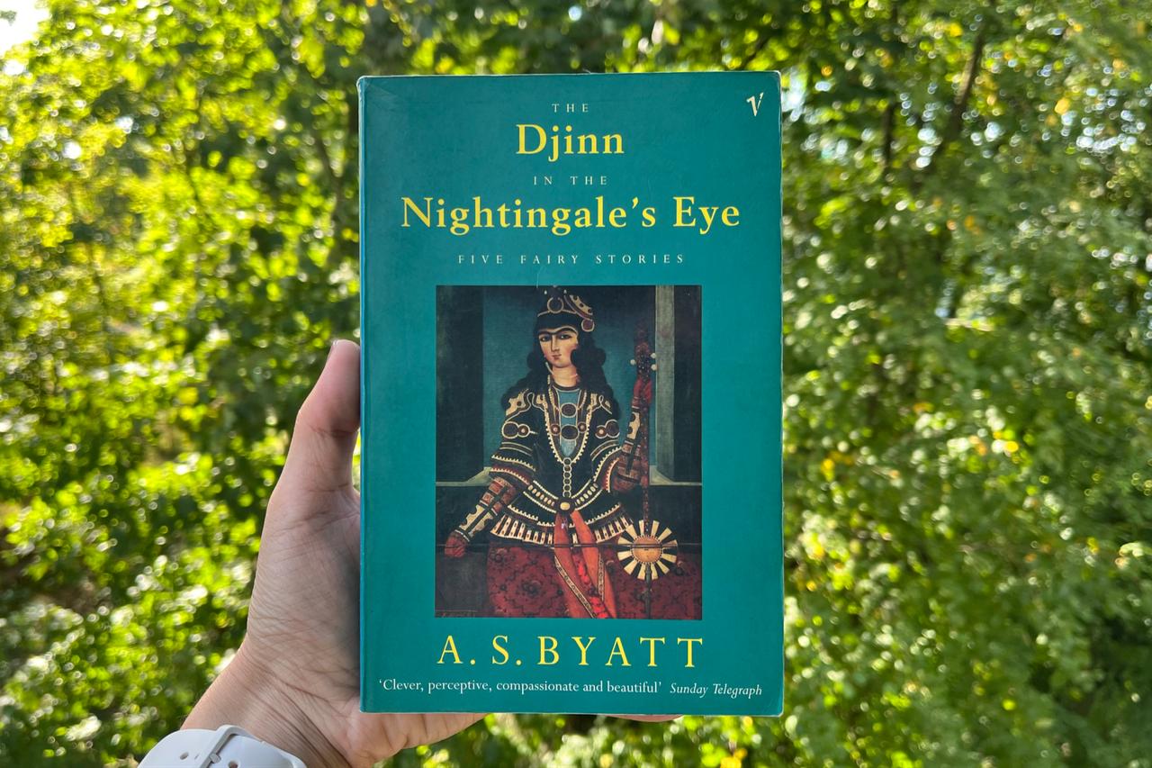 Holding a copy of A.S. Byatt’s "The Djinn in the Nightingale’s Eye", Utrecht, Netherlands, September 19, 2025. (Photo by Selin Hacialioglu/Türkiye Today)