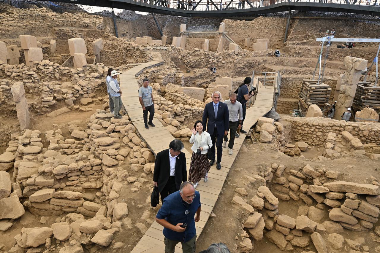 Minister Ersoy and Princess Akiko walk the wooden pathways above Gobeklitepe’s excavated areas, Sanliurfa, Türkiye, September 19, 2025. (AA Photo)