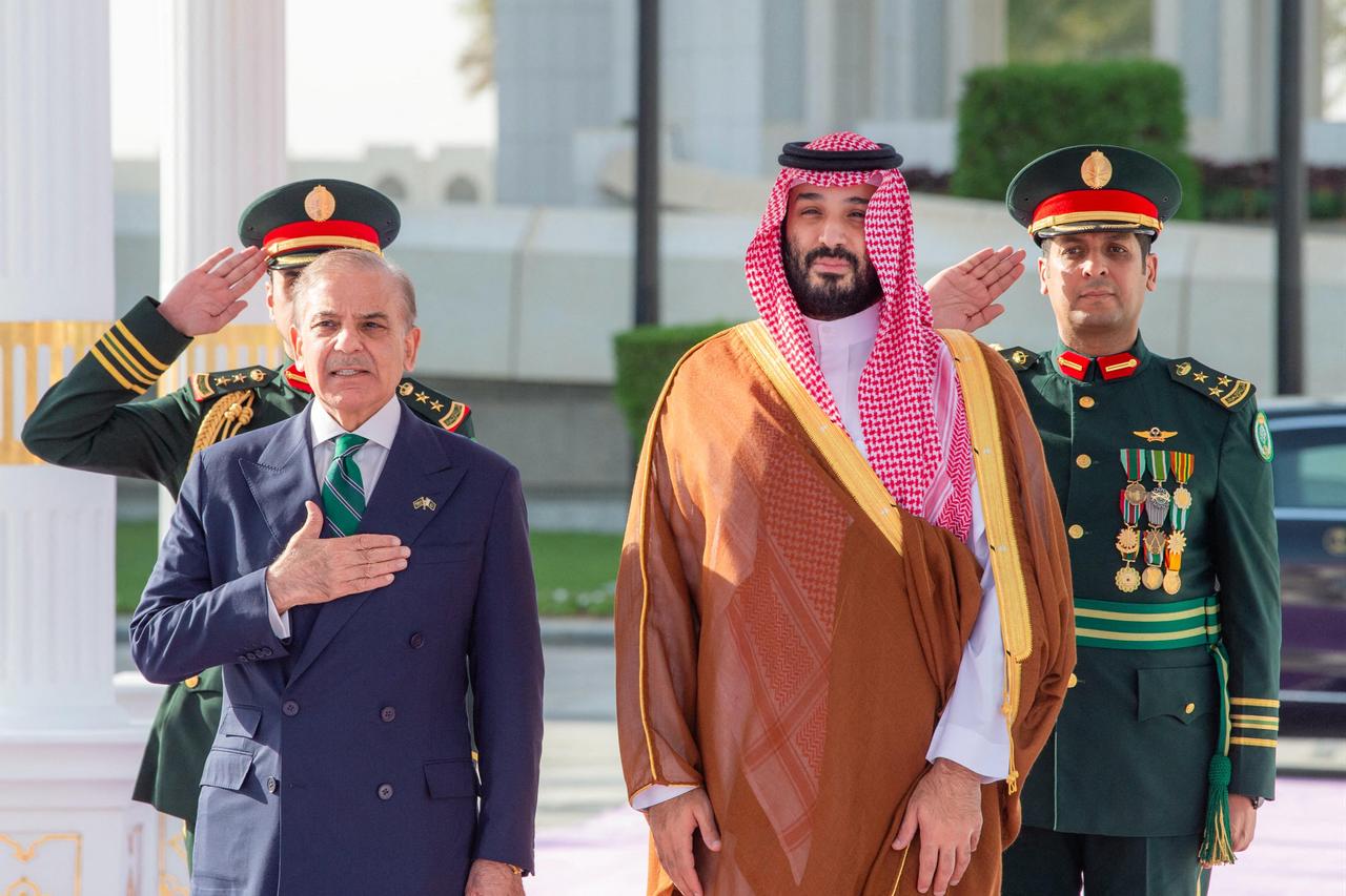 Pakistan says new defense pact with Saudi Arabia ‘absolutely’ includes nuclear umbrella Image
