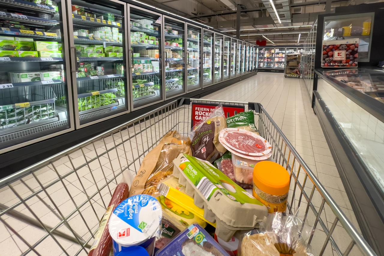 A shopping cart filled with groceries in a Berlin supermarket, February 19, 2025. (Adobe Stock Photo)