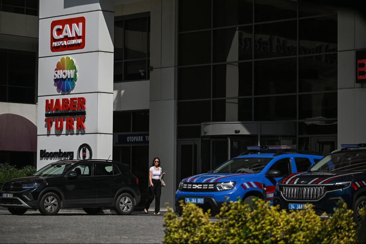 Turkish gendarmerie vehicles are seen at the entrance to Haberturk TV station's headquarters in Istanbul, on September 11, 2025. (AFP Photo)