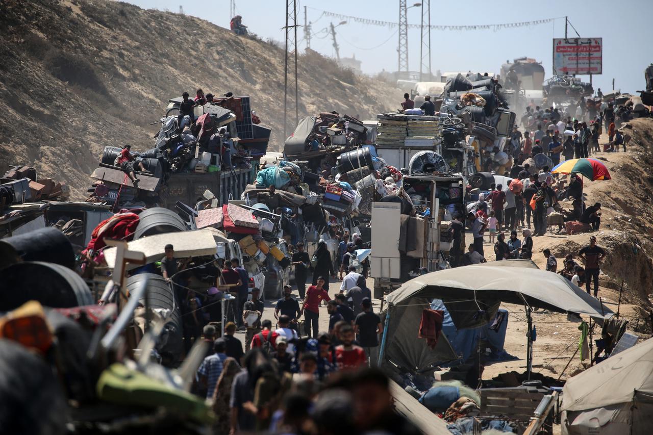 Palestinians from Gaza City move southwards with their belongings, on the coastal road near the Nuseirat refugee camp in the central Gaza Strip, September 19, 2025. (AFP Photo)