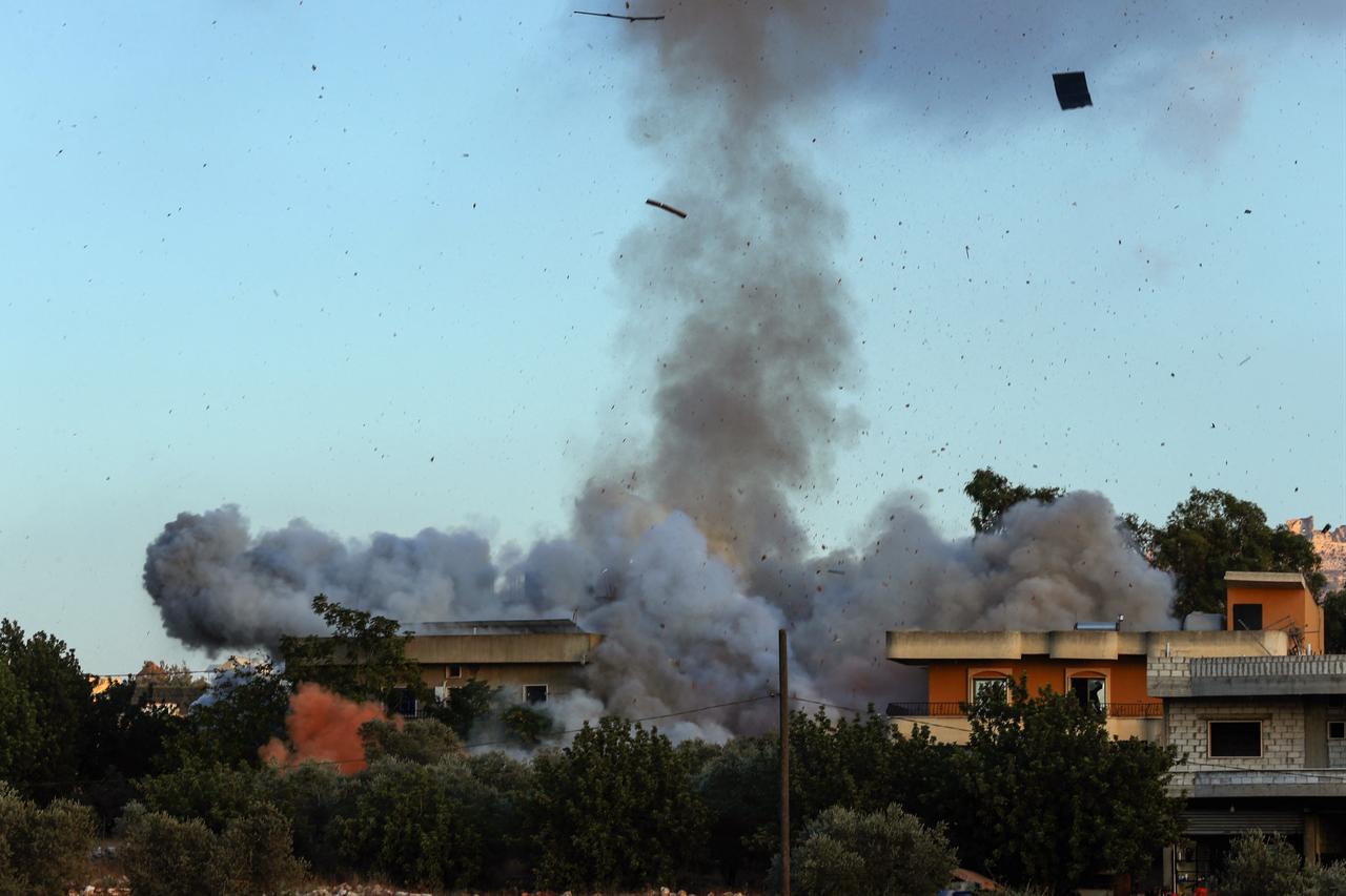 Smoke billows amid Israeli strikes in the southern Lebanese village of Kfar Tibnit, September 18, 2025. (AFP Photo)