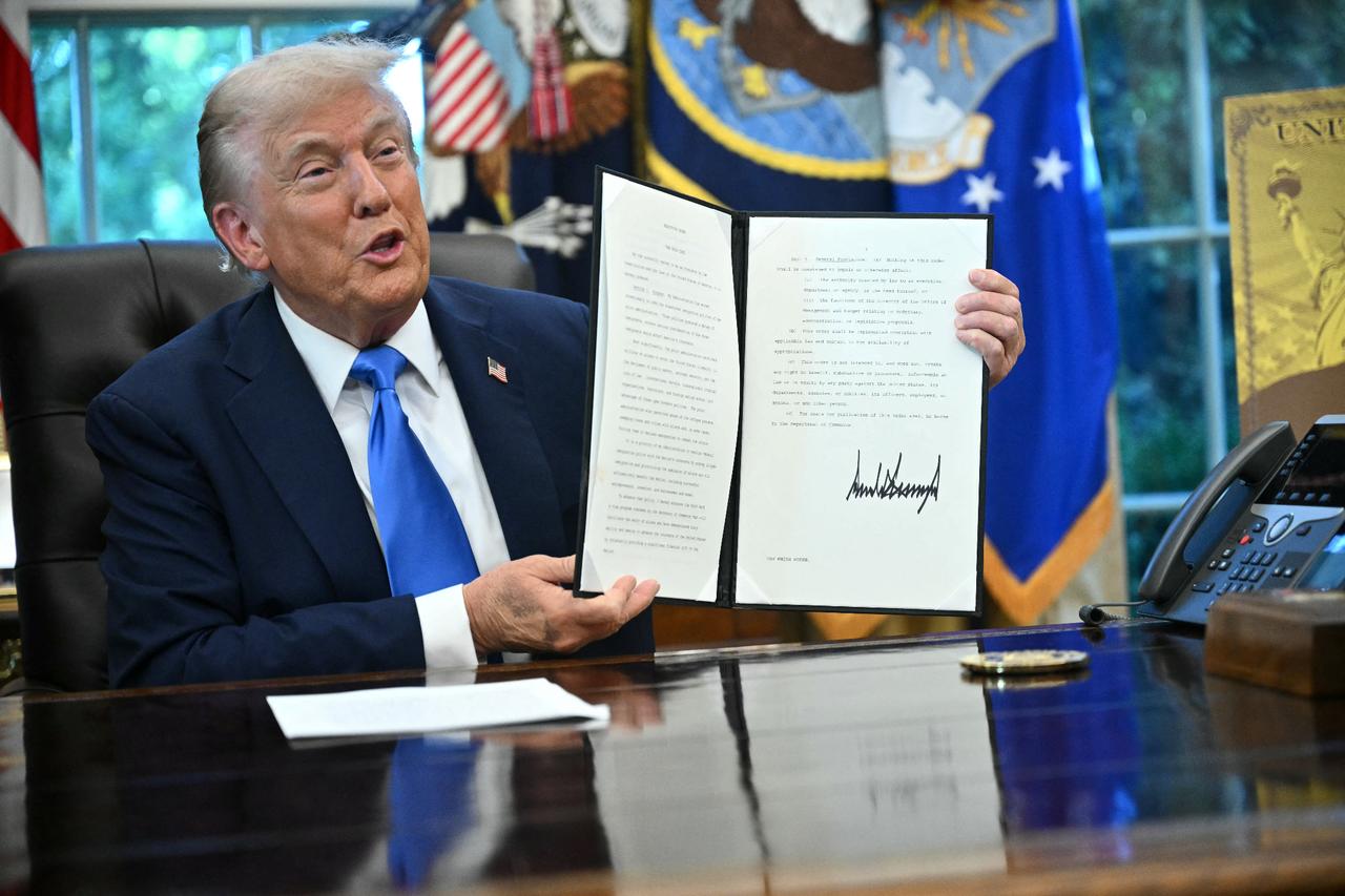 Trump raises H-1B visa fee to $100,000, introduces ‘Gold Card’ for wealthy immigrants Image