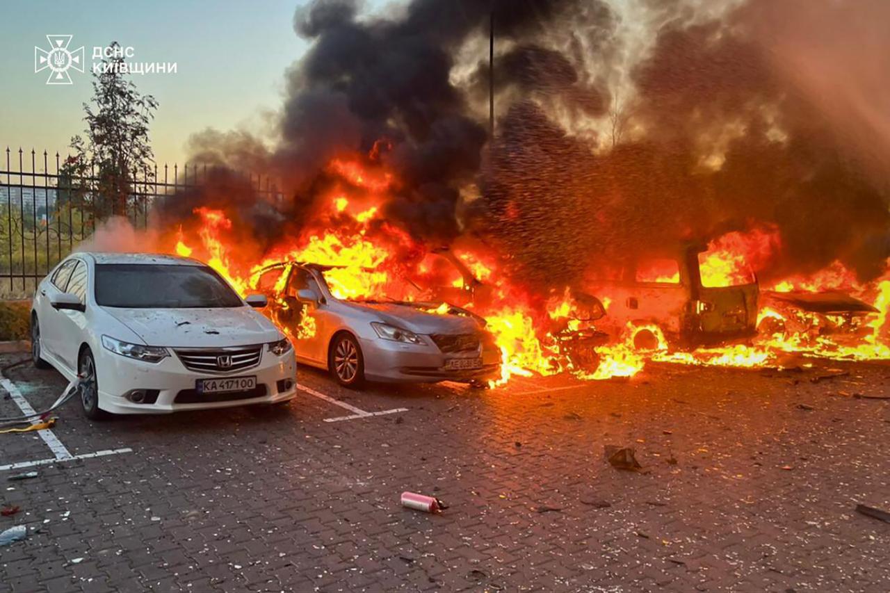 This handout photograph taken and released by the Ukrainian Emergency Service on September 20, 2025 shows burning cars in a parking lot following an air attack at an undisclosed location in the Kyiv region. (AFP Photo)