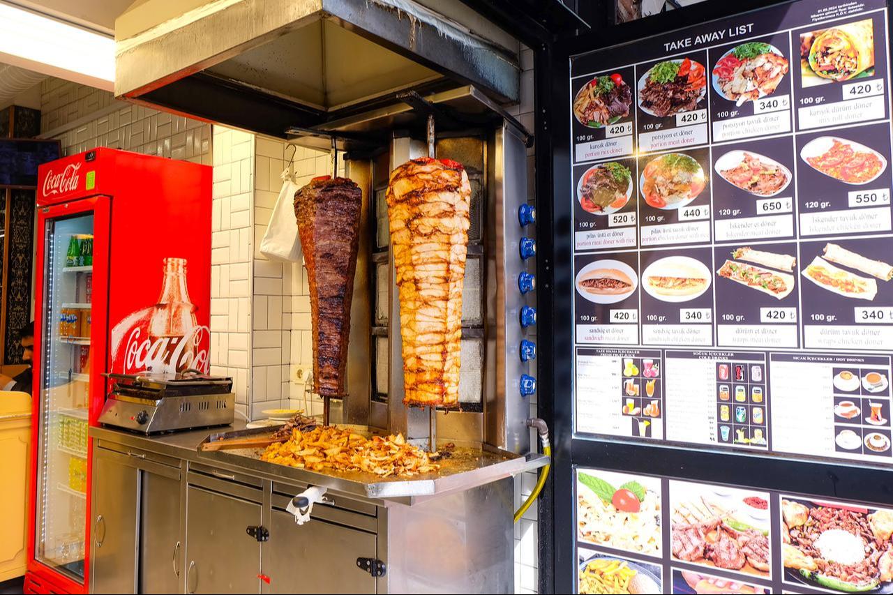 Turkish traditional doner kebab store and restaurant at Taksim square in Istanbul, Türkiye. (Adobe Stock Photo)
