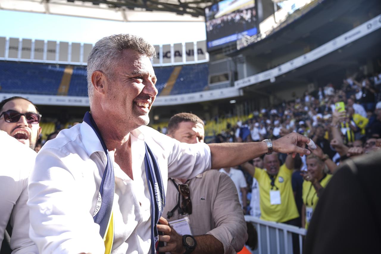 Fenerbahce’s newly elected president Sadettin Saran greets members at Chobani Stadium during the club’s extraordinary general assembly in Istanbul, Türkiye, September 21, 2025. (AA Photo)