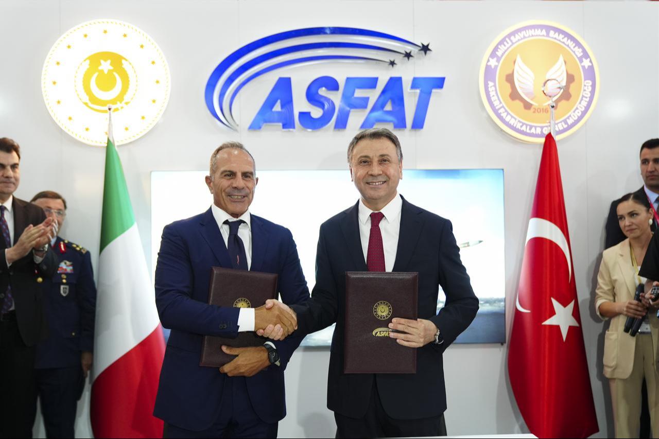 ASFAT General Manager Mustafa Ilbas (R) and the Italian Magnaghi's Chairman and General Manager Paolo Graziano (L) signing the contract in Istanbul, Türkiye, Sept. 19, 2025. (AA Photo)