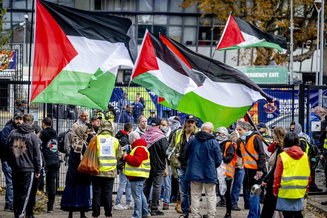 Pro-Gaza protesters hold Palestinian flags as they protest against Israels offensive on the Gaza Strip in Rotterdam, Sept. 21, 2025. (AFP Photo)