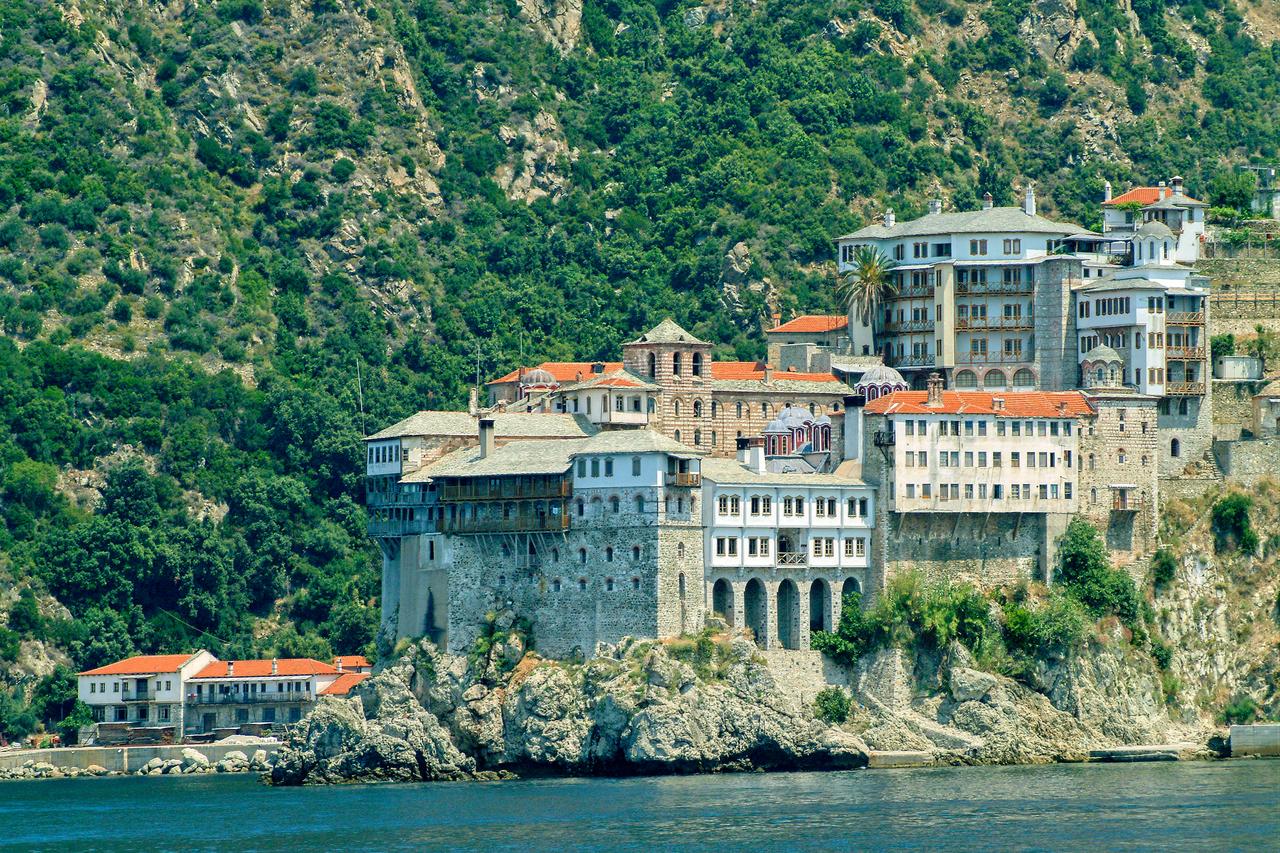View of Mount Athos in northern Greece, where a 4.8-magnitude earthquake was recently felt. Chalkidiki,  Greece. (Adobe Stock Photo)