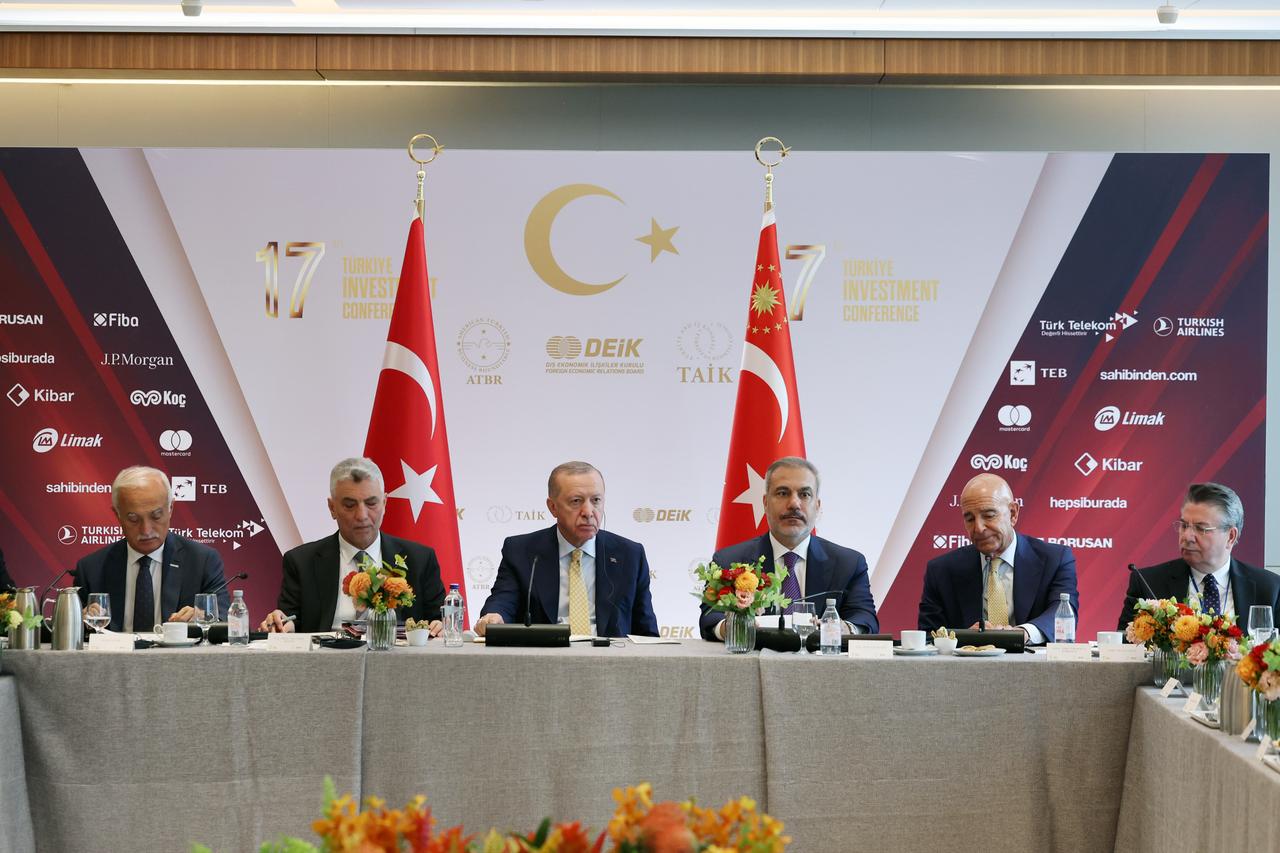 President Recep Tayyip Erdogan (C) attends the Turkish Investment Conference in a sectoral roundtable format organized by the Türkiye-US Business Council in New York, United States, on Sep. 22, 2025. (TUR Presidency / AA Photo)