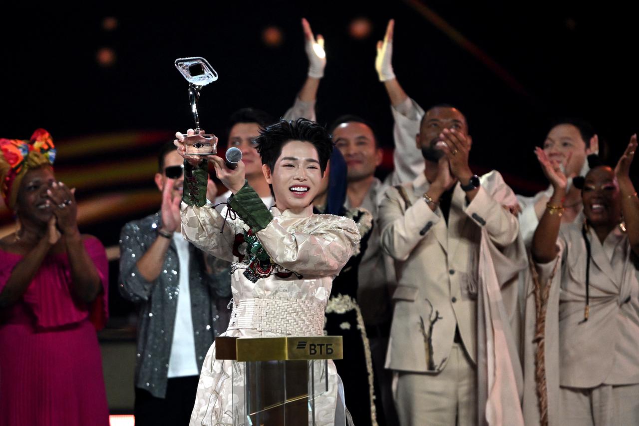 Vietnamese singer Duc Phuc holds the trophy in celebration after his victory at the Intervision Song Contest, held at Moscow’s Live Arena, September 21, 2025. (AFP Photo)
