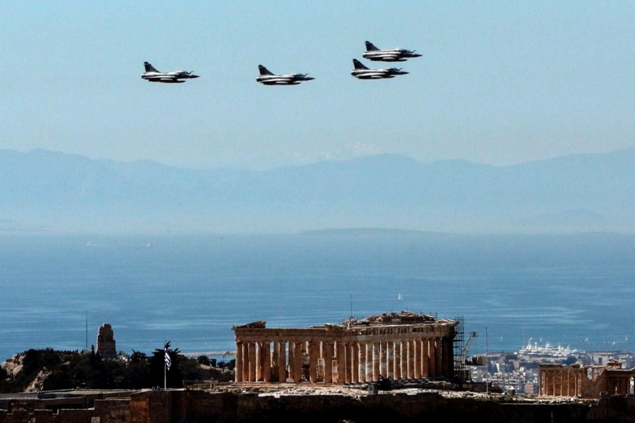 Fighter jets fly over the Parthenon at the Acropolis on March 25, 2017 in Athens, during a military parade marking Greeces Independence Day. (AFP Photo)