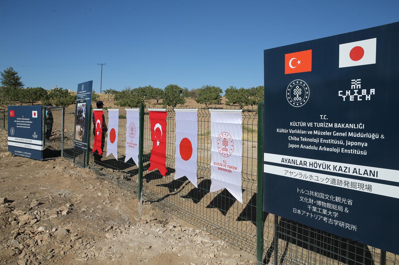 Flags and signs displayed at the Ayanlar Hoyuk excavation site in Sanliurfa, Türkiye, Sept. 21, 2025. (AA Photo)