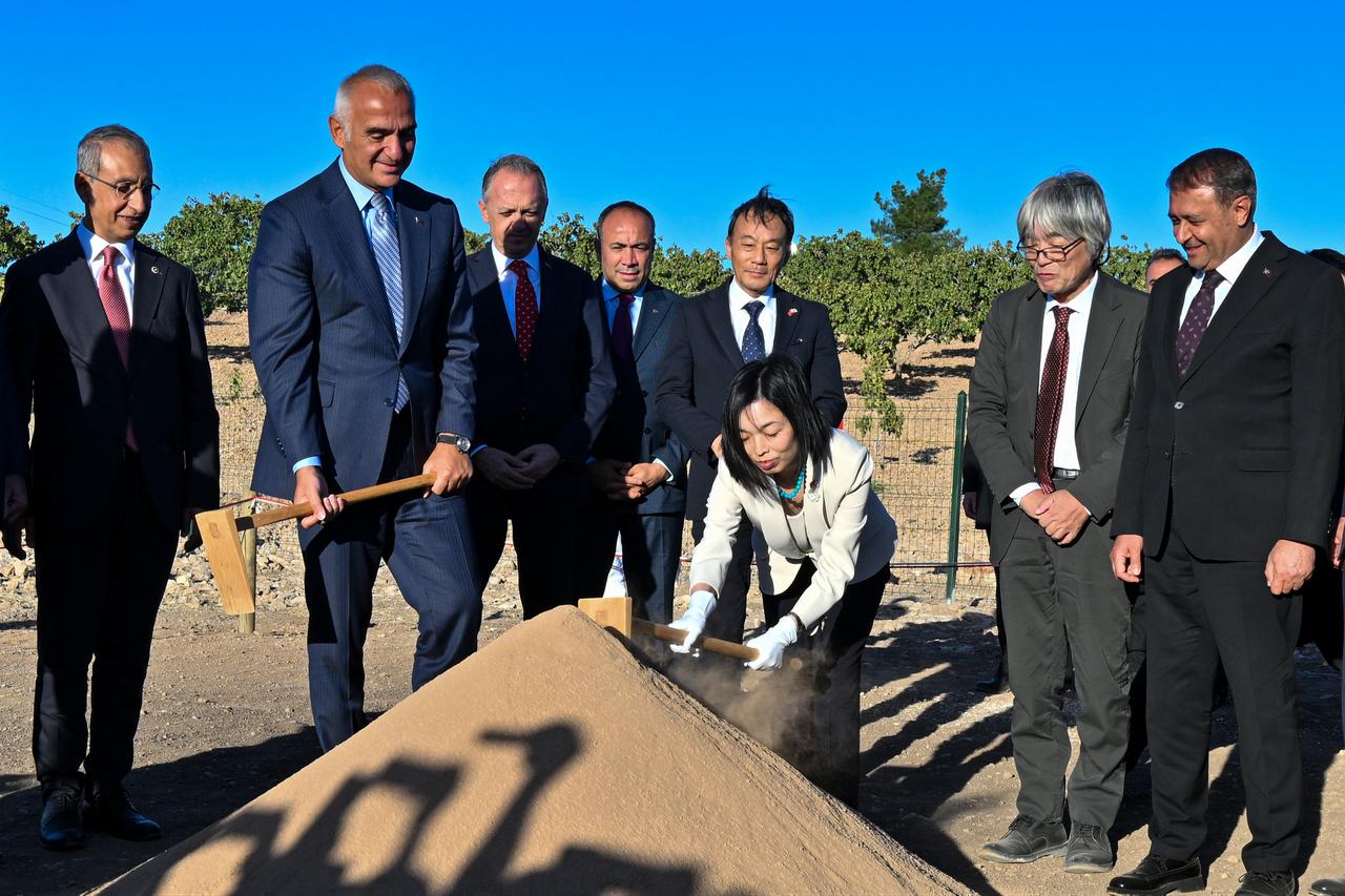 Princess Akiko of Mikasa and Türkiye’s Culture and Tourism Minister Mehmet Nuri Ersoy strike the first symbolic pickaxe at the Ayanlar Hoyuk excavation site in Sanliurfa, Türkiye, Sept. 19, 2025. (AA Photo)