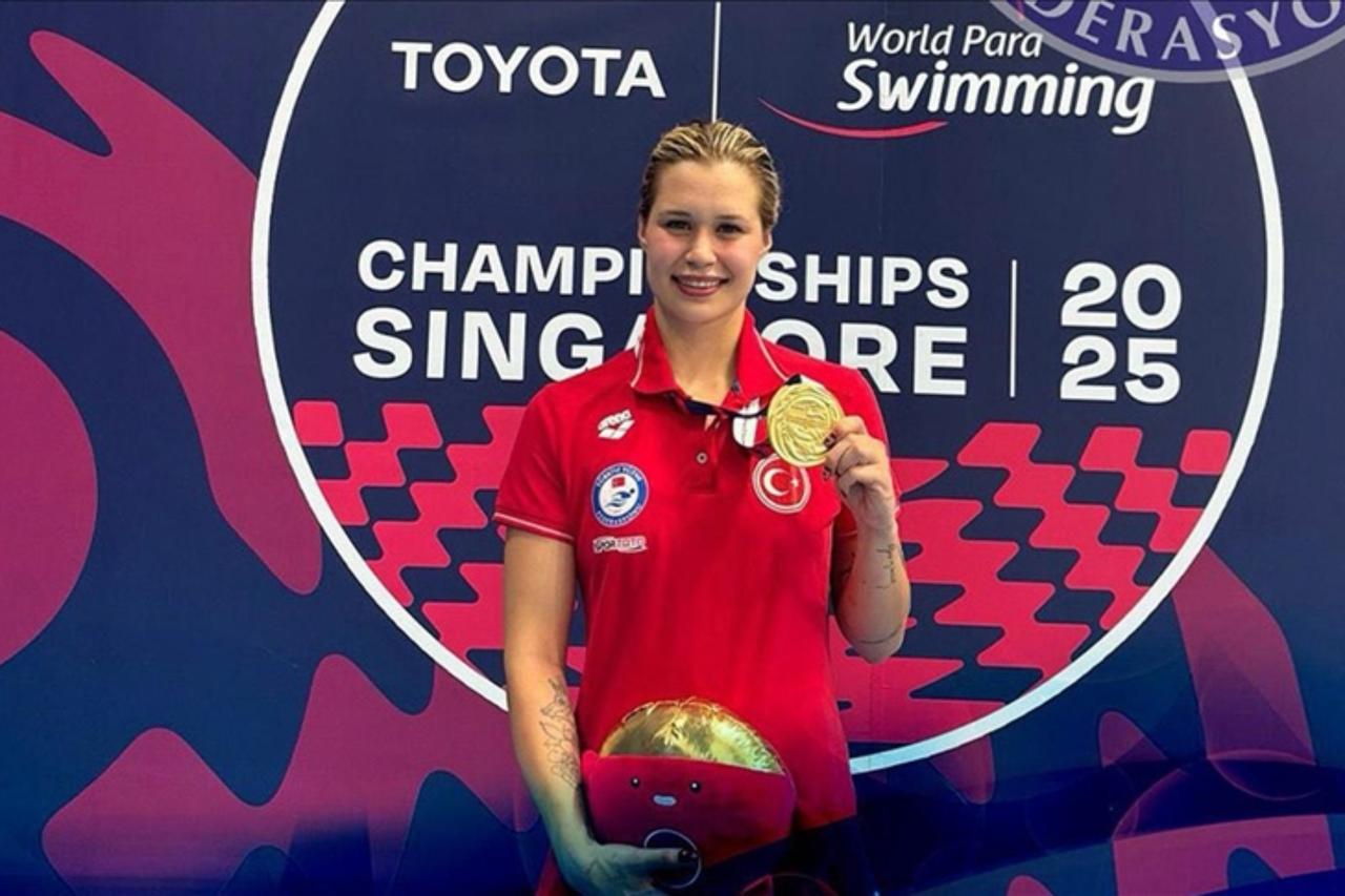 Defne Kurt poses with her gold medal in Singapore, September 21, 2025. (AA Photo)
