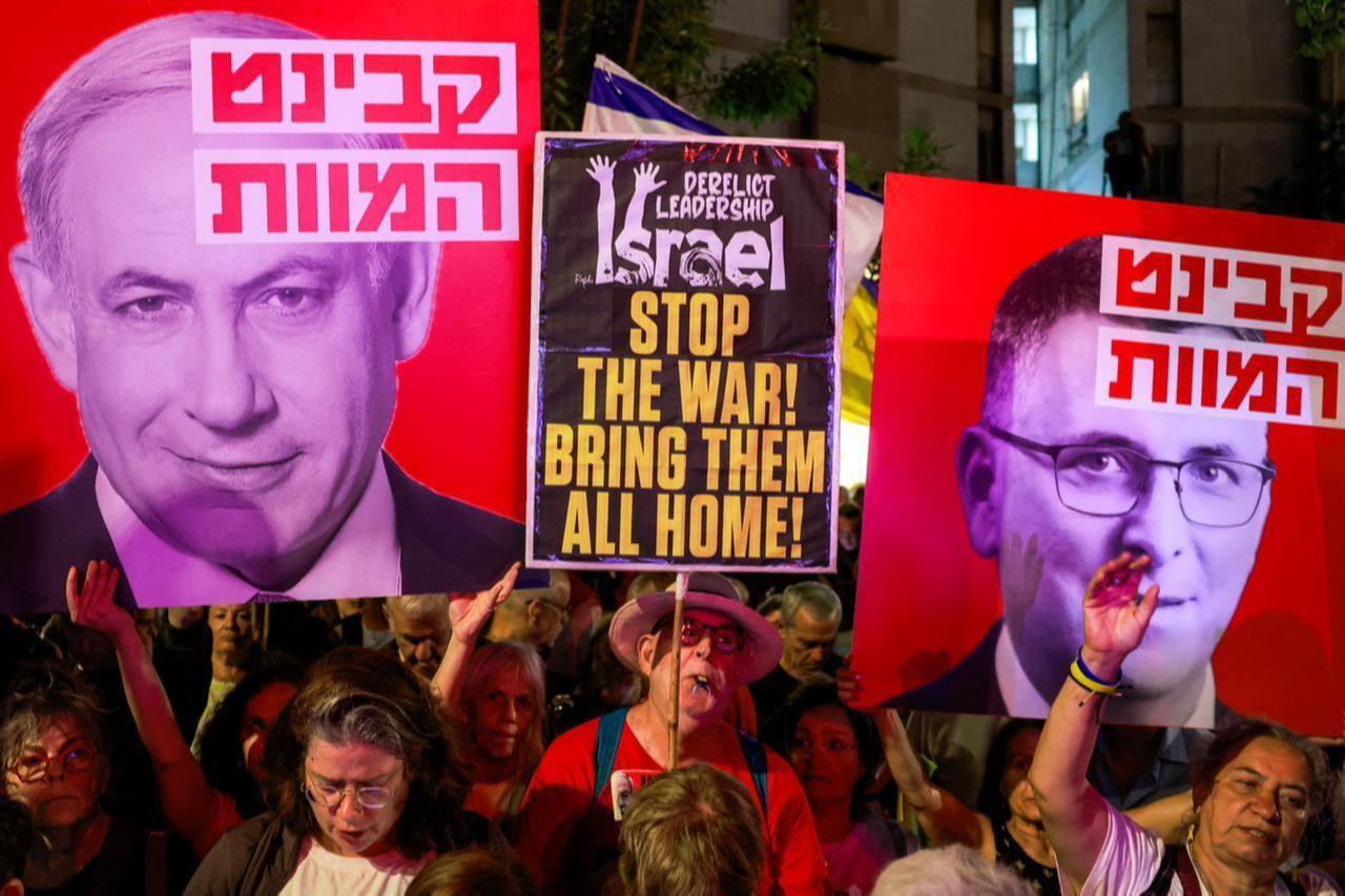 Protesters hold signs depicting the faces of Israels Prime Minister Benjamin Netanyahu and Foreign Minister Gideon Saar during a demonstration organized by the families of Israelis in central Jerusalem on Sep. 3, 2025. (AFP photo)