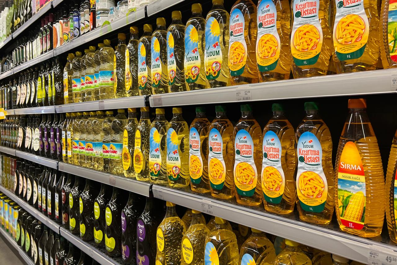 Bottles of vegetable oil are displayed on supermarket shelves at a grocery store in Istanbul, Türkiye, February 8, 2022. (Adobe Stock Photo)