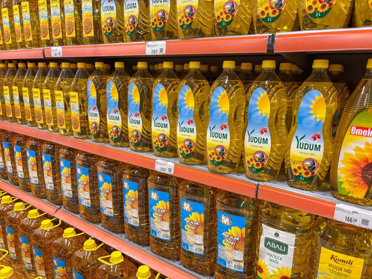 Bottles of sunflower cooking oil displayed on supermarket shelves in Istanbul, Türkiye, July 13, 2025. (Adobe Stock Photo)