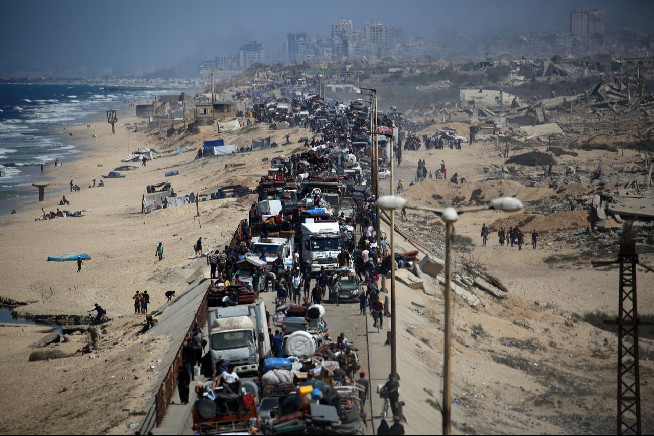 Palestinians from Gaza City move southwards with their belongings, on the coastal road near the Nuseirat refugee camp in the central Gaza Strip, Sept. 19, 2025. (AFP Photo)