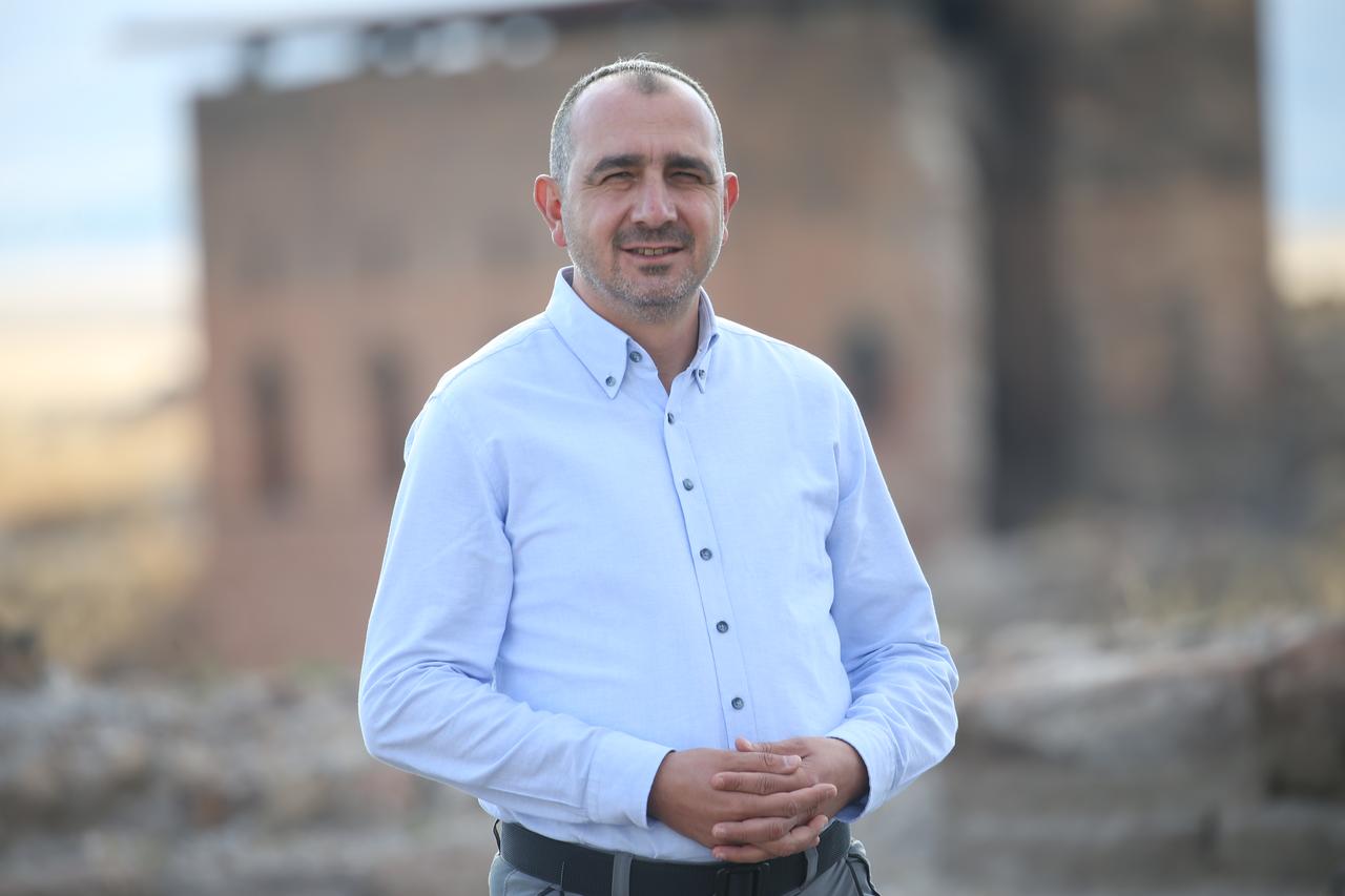Kazı Başkanı Doç. Muhammet Arslan, 23 Eylül 2025. (AA fotoğrafı) ANI arkeolojik bölgesinde Selçuklu Mezar Kalıntıları bulundu.