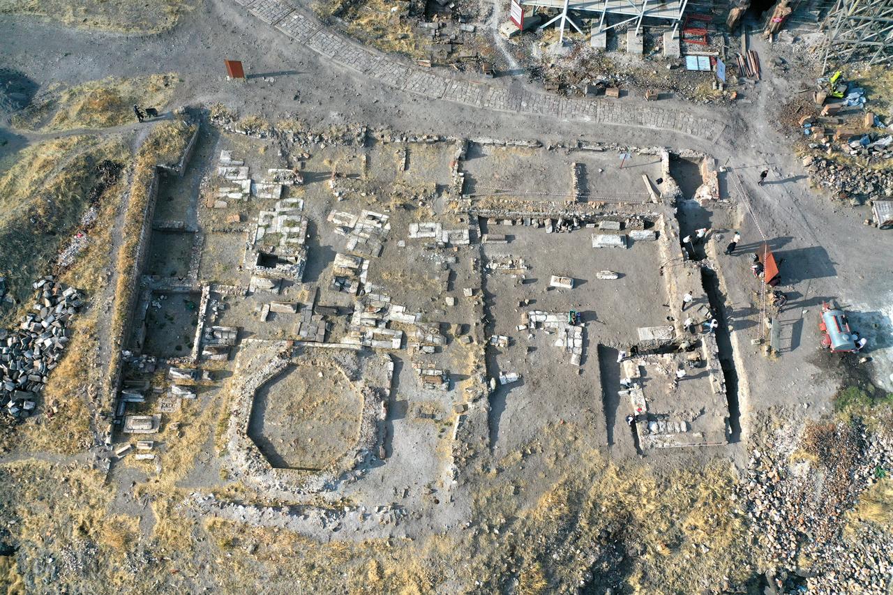 Selçuklu mezar kulesinin ve bitişik mezarlık yapılarının kalıntılarını gösteren Ani'de kazı alanının hava manzarası, 23 Eylül 2025. (AA fotoğrafı)