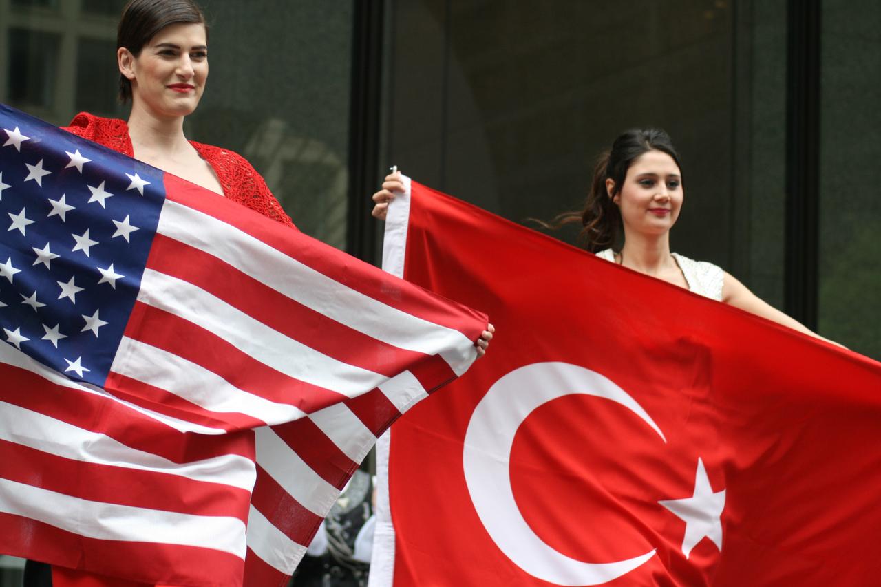 Turkish girls holding the flags of the United States and Türkiye. (Photo: Wikipedia)