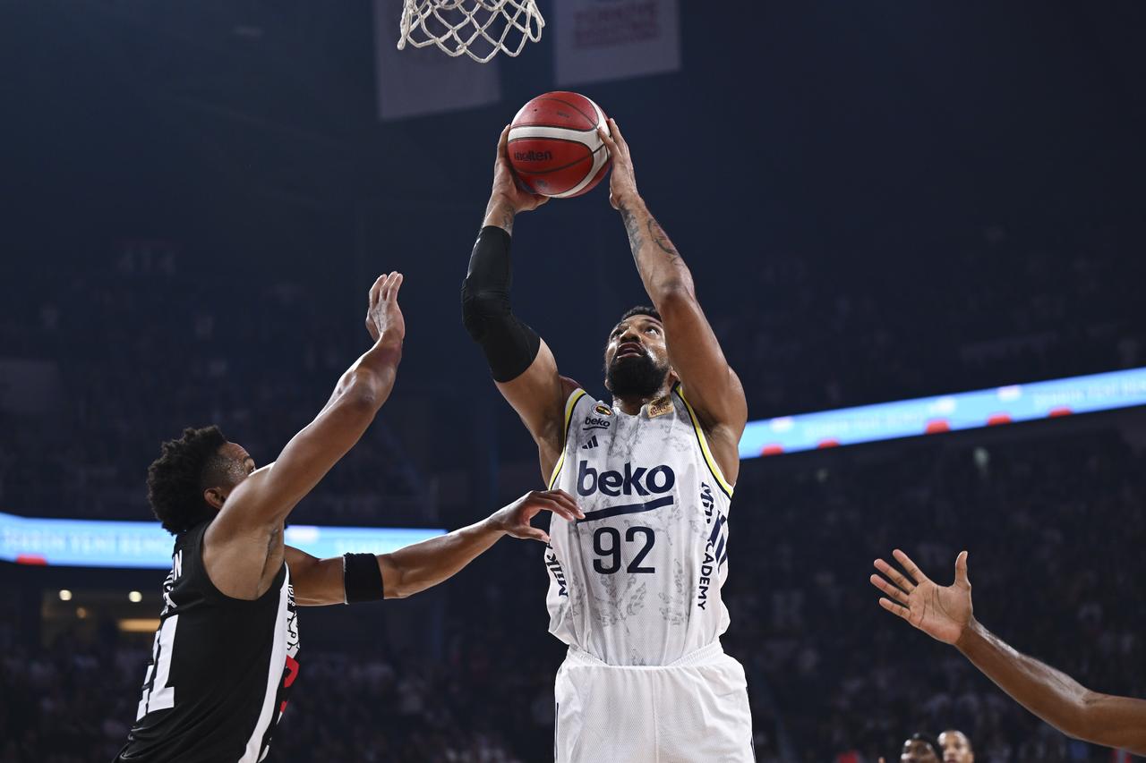 Khem Birch (92) of Fenerbahce Beko competes with Anthony Brown (L) of Besiktas GAIN during the 38th Presidential Cup basketball match at Sinan Erdem Dome in Istanbul, Türkiye, on Sep. 24, 2025. (AA Photo)