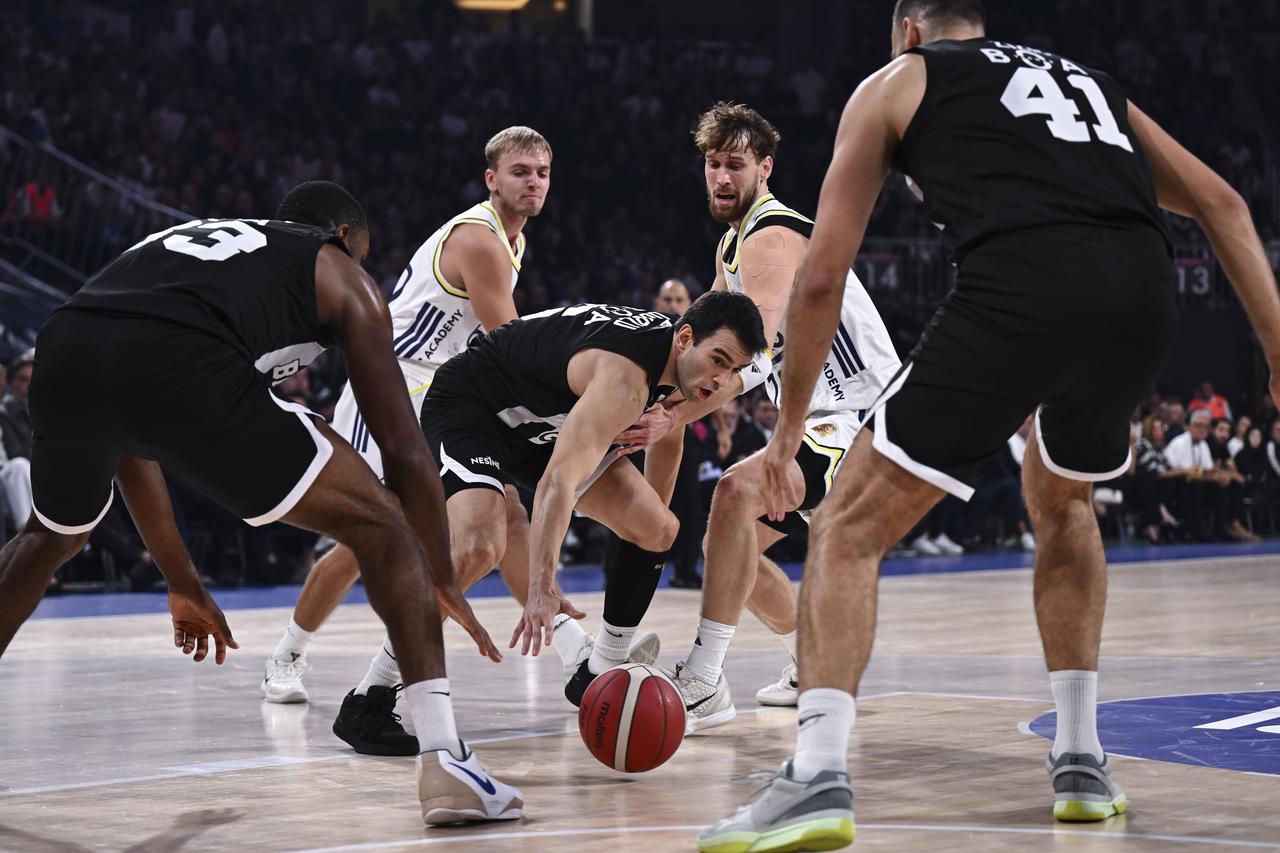 Mikael Jantunen (2nd R) of Fenerbahce Beko competes with Berk Ibrahim Ugurlu (C) of Besiktas GAIN during the 38th Presidential Cup basketball match at Sinan Erdem Dome in Istanbul, Türkiye, on Sep. 24, 2025.  (AA Photo)