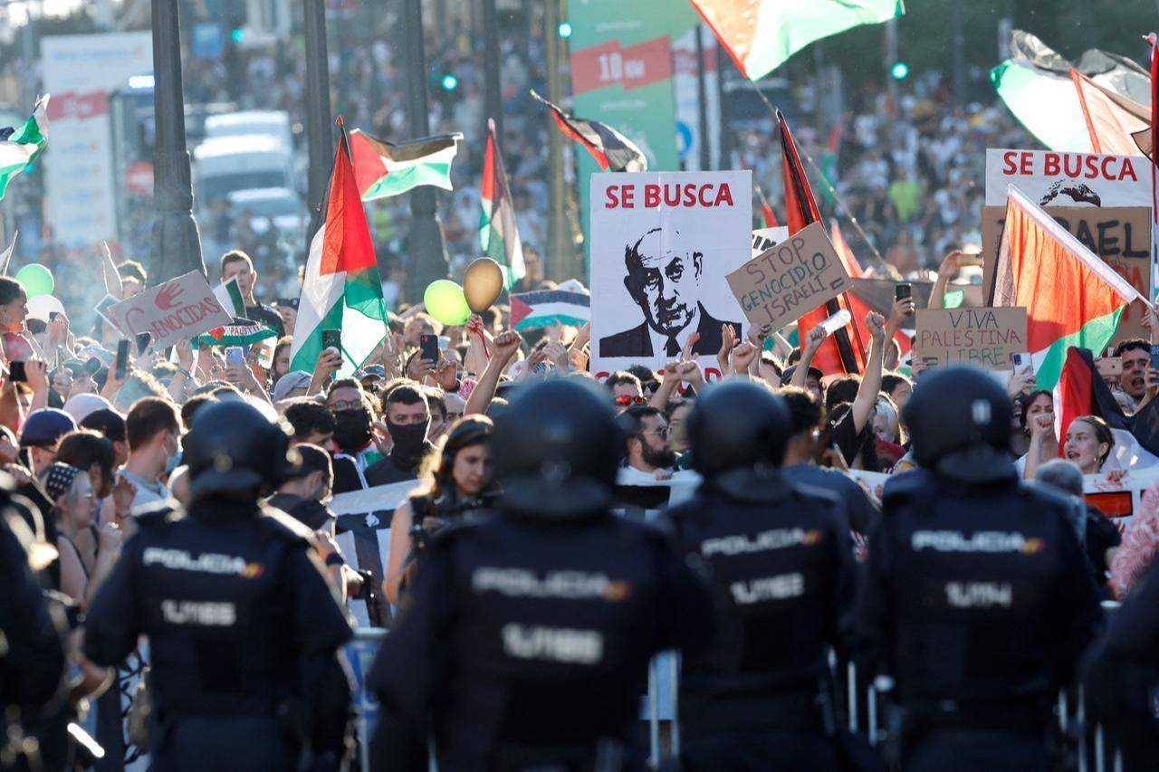 Pro-Palestinians protestors hold a banner reading (Israels Prime Minister Netanyahu) wanted after invading the street during the 21st and last stage of the Vuelta a Espana 2025, in Madrid on Sep. 14, 2025. (AFP Photo)