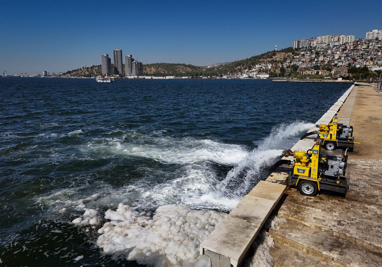 Bayrakli Plajı'ndaki yetkililer, pompalama ve yeniden dolaşım yoluyla deniz suyundaki oksijen seviyelerini yükseltmeye çalışıyorlar. Izmir, Türkiye, 22 Eylül 2025. (AA fotoğrafı)