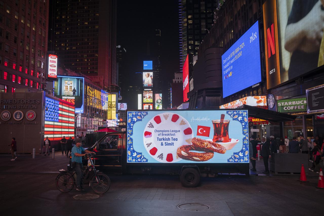 A digital display truck in New York’s Times Square promotes the Anadoludakiler project with the slogan “Champions League of Breakfast: Turkish Tea and Simit,” Sept. 24, 2025. (AA Photo)