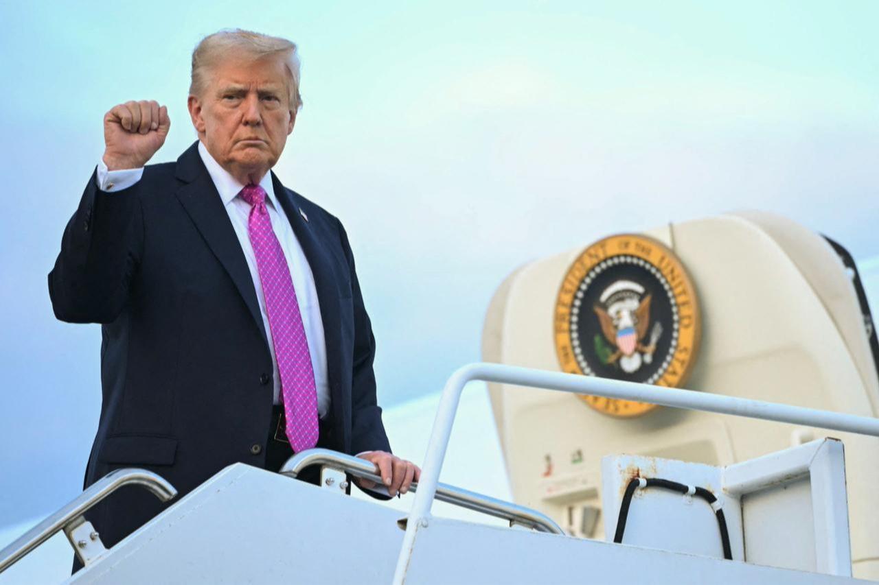 U.S. President Donald Trump raises his fist as he boards Air Force One at Morristown Municipal Airport in Morristown, New Jersey, Sep. 14, 2025. (AFP Photo)