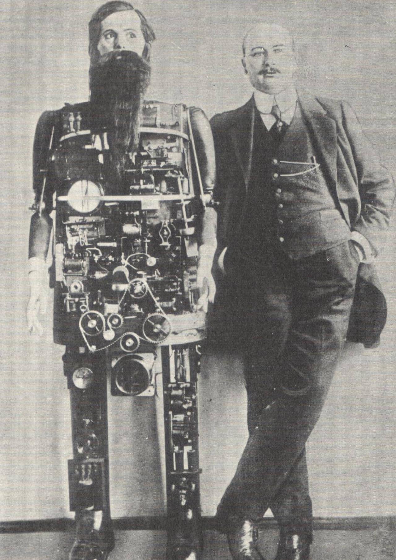 Adolph Whitman, the German inventor, posing with his mechanical creation “Barbarossa” (also known as “Occultus”), 1909. (Photo via Wikimedia)