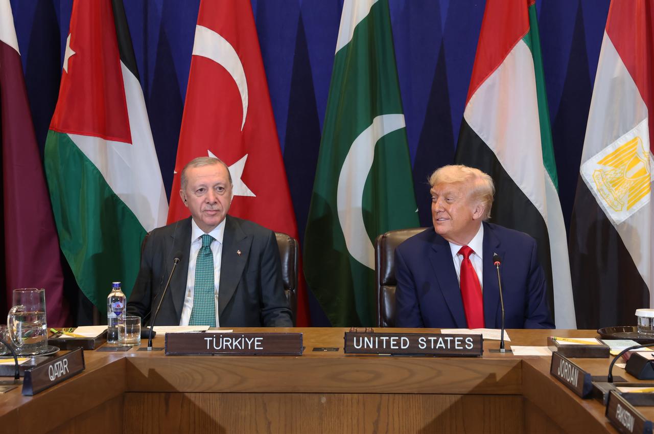 President Recep Tayyip Erdogan (L) and US President Donald Trump (R) attend a multilateral meeting on Gaza with several Muslim country leaders in New York, Sept. 23, 2025. (Photo via Turkish Presidency/Murat Cetinmuhurdar)