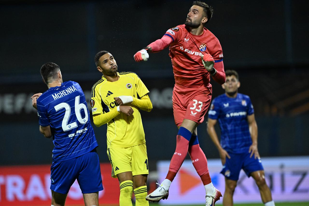 Yusuf En-Nesiri of Fenerbahce in action against Scott McKenna (26) and Ivan Nevistic (33) of Dinamo Zagreb during the UEFA Europa League week 1 match between Dinamo Zagreb and Fenerbahce at Maksimir Stadium in Zagreb, Croatia, on Sep. 24, 2025. (AA Photo)