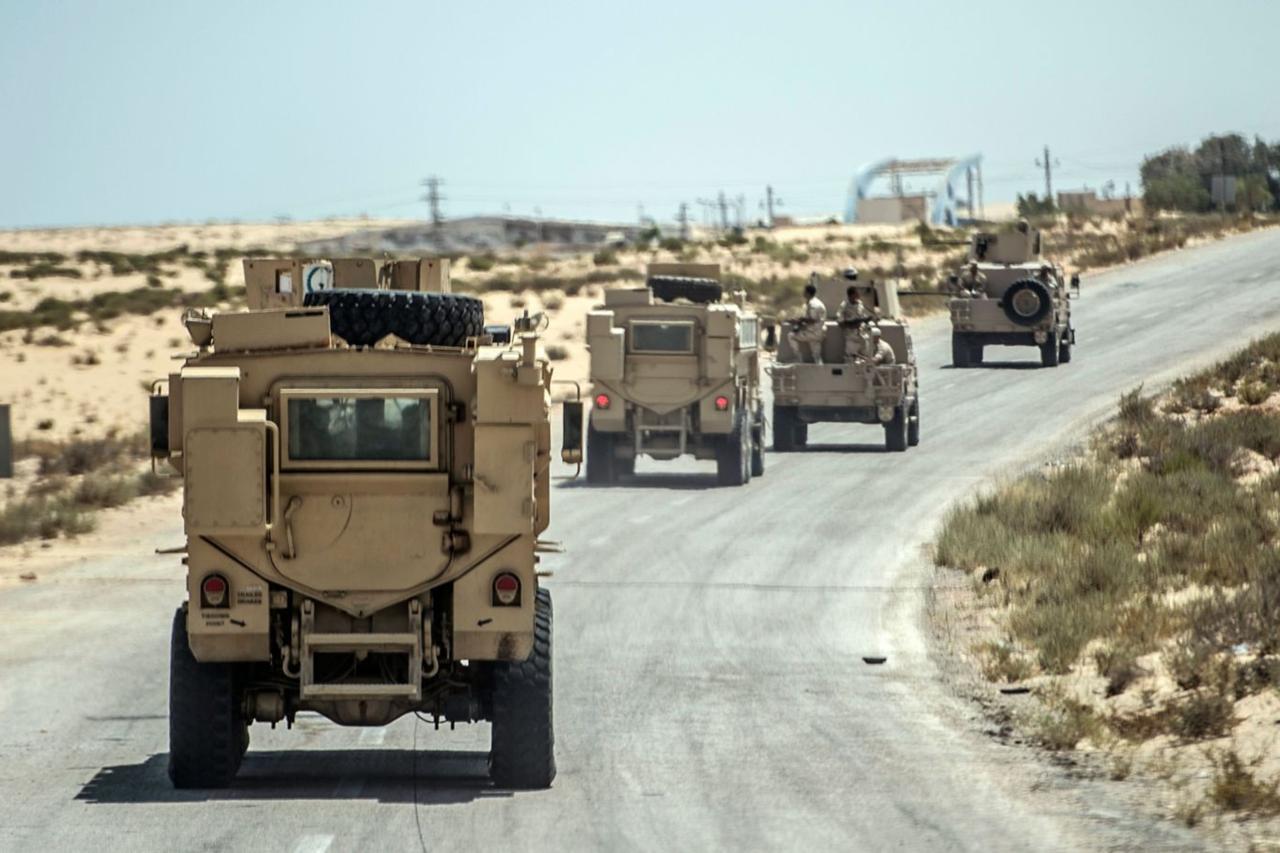 A picture taken on July 26, 2018 shows Egyptian policemen driving on a road leading to the North Sinai provincial capital of El-Arish. (AFP Photo)