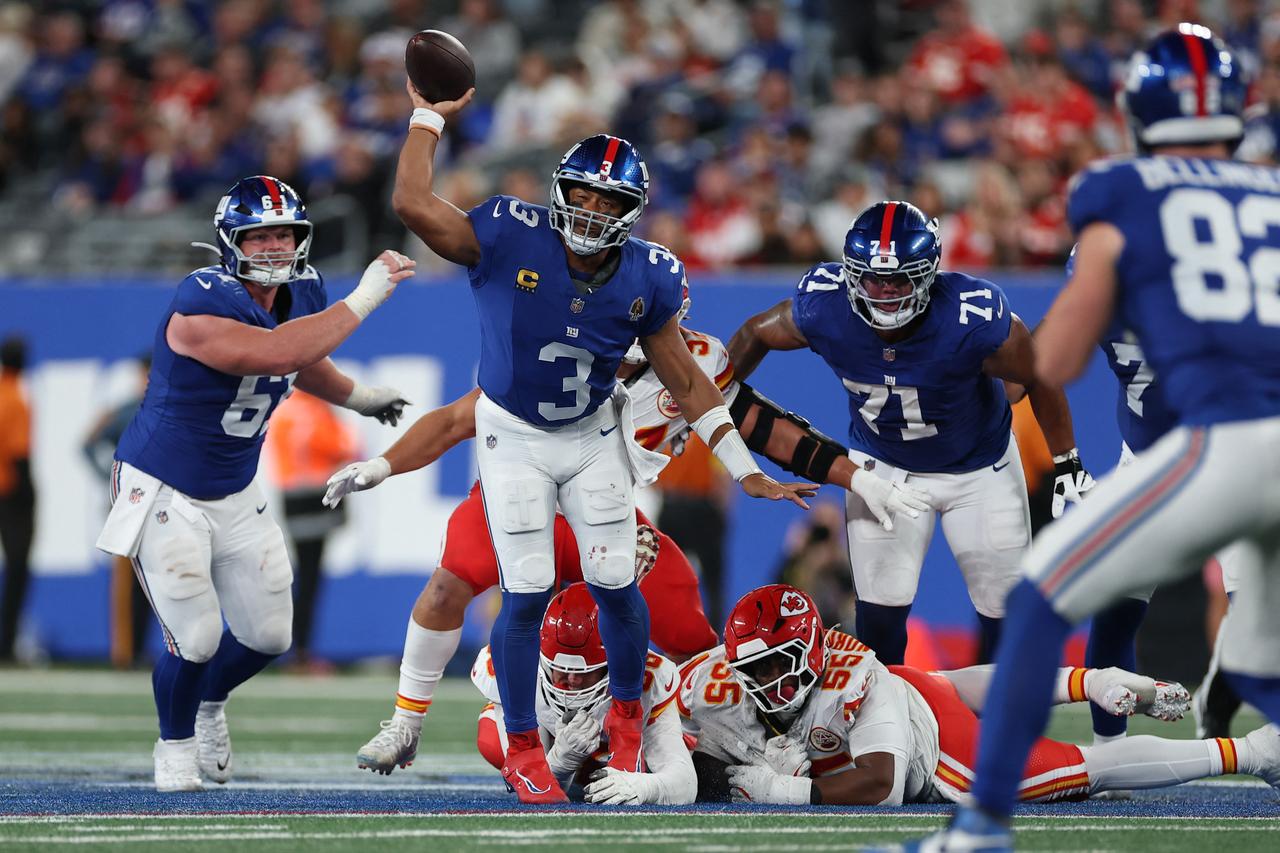 Veteran QB Russell Wilson #3 of the New York Giants throws under pressure from Omarr Norman-Lott #55 of the Kansas City Chiefs during the fourth quarter at MetLife Stadium on Sep. 21, 2025. (AFP Photo)