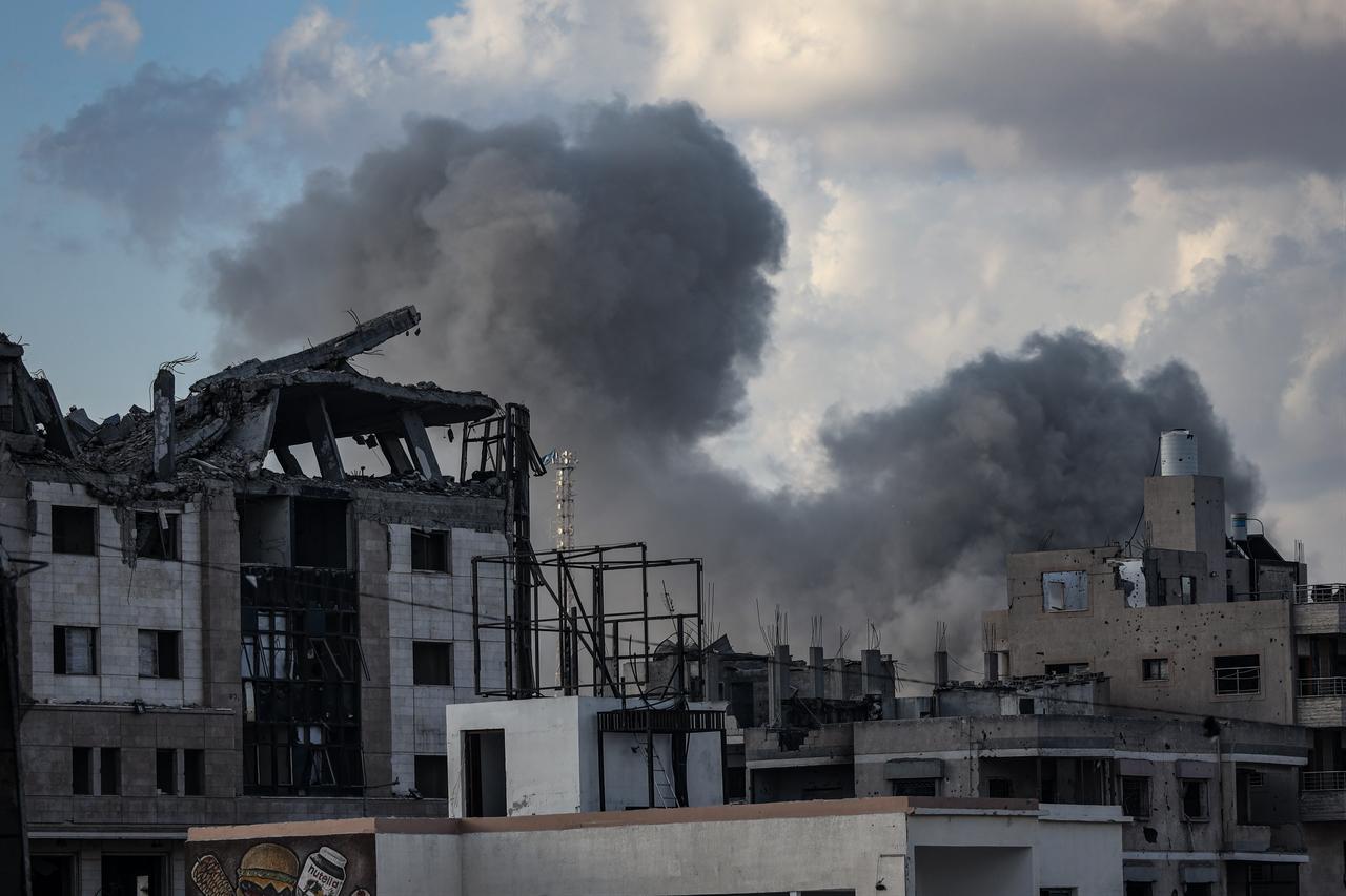 GAZA CITY, GAZA - SEPTEMBER 25: Smoke rises among the residential buildings as a result of attacks carried out by the Israeli army on the Tel al-Hawa neighborhood in Gaza City, Gaza, Sept. 25, 2025. (AA Photo)