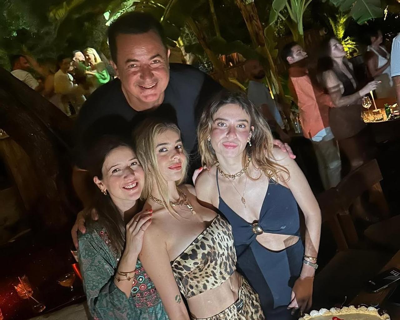 Acun Ilicali, 11 Ağustos 2025'te bir aile toplantısında kızlarıyla birlikte kutluyor.