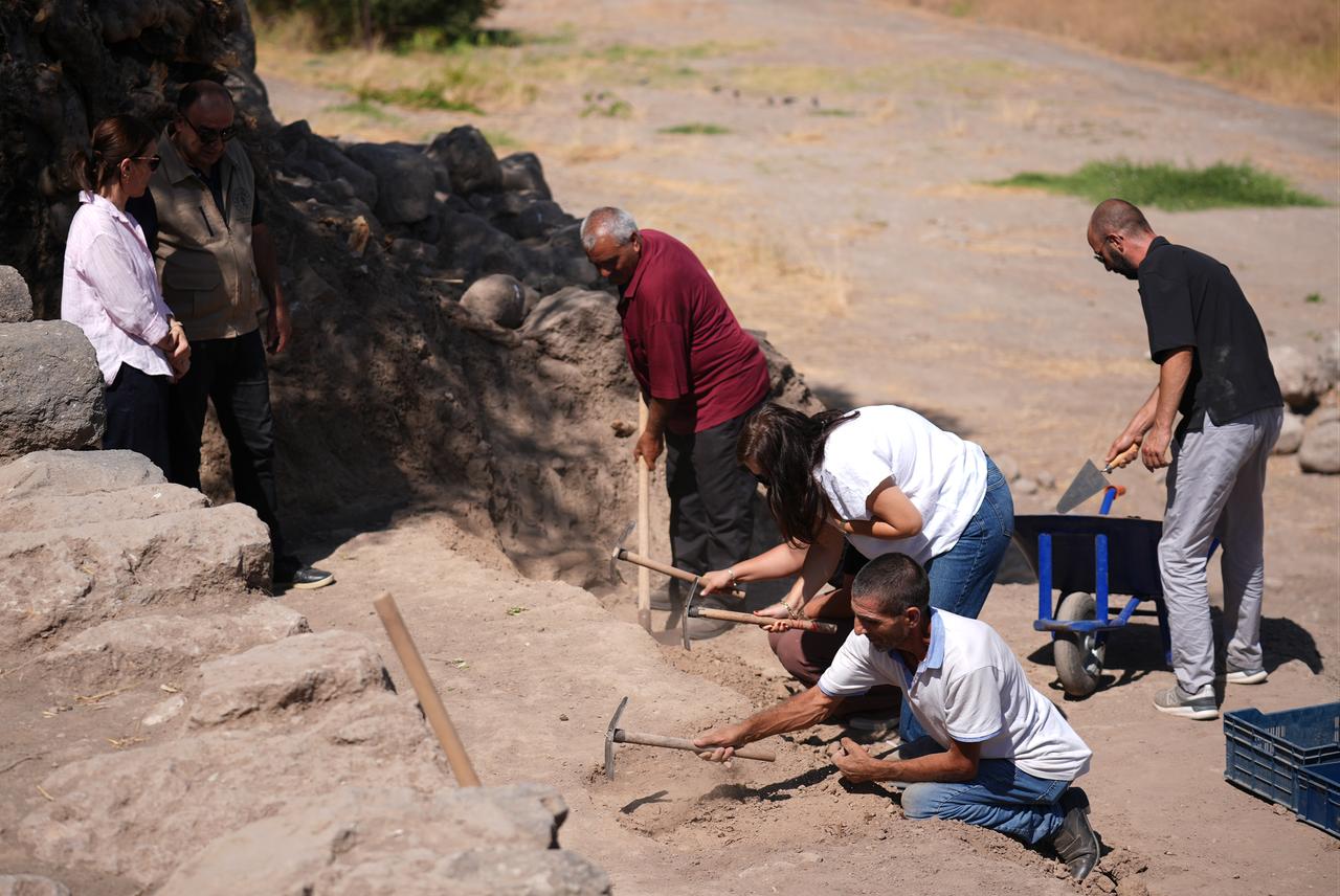 Excavation team works at the 5,000-year-old Smyrna Hoyuk archaeological site in Bayrakli, Izmir, Türkiye, Sept. 15, 2025. (AA Photo)