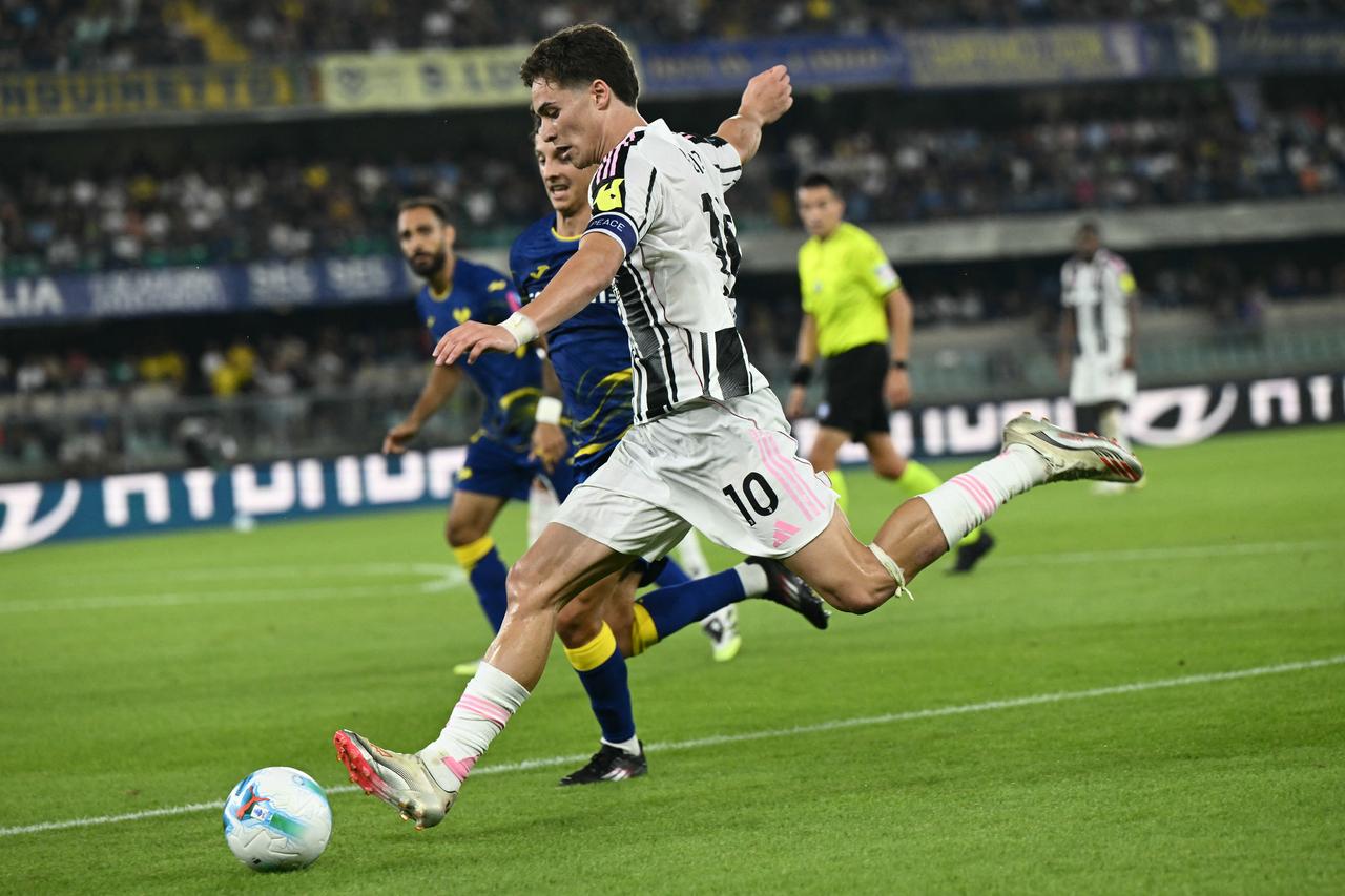 Juventus Turkish forward Kenan Yildiz fights for the ball with Hellas Veronas French midfielder Antoine Bernede during the Italian Serie A football match between Hellas Verona and Juventus at the  Marcantonio Bentegodi stadium in Verona, Italy, Sept. 20, 2025. (AFP Photo)